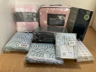 5 X ASSORTED BEDDING ITEMS TO INCLUDE STUDIO ULTRA GLOW IN THE DARK STAR WEIGHTED BLANKET IN PINK: LOCATION - A4