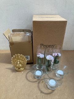 3 X ASSORTED HOUSEHOLD ITEMS TO INCLUDE ARTIFICIAL PEONY FLOWERS WITH SMALL GLASS VASE AND SMALL BRASS PEACOCK FIGURINE: LOCATION - A6