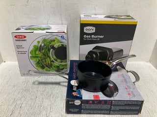 4 X HOUSEHOLD ITEMS TO INCLUDE OXO SALAD SPINNER AND OONI GAS BURNER FOR OONI KARU 16: LOCATION - A9