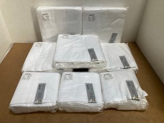 BOX OF DEYONGS QUIK DRI HAND TOWELS IN WHITE: LOCATION - A11