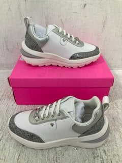 OUTLET DANNII MINOGUE LATTE LOVERS TRAINERS UK SIZE 4: LOCATION - B6