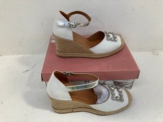 HAVANNA OFF WHITE LEATHER SANDALS UK SIZE 7: LOCATION - B5