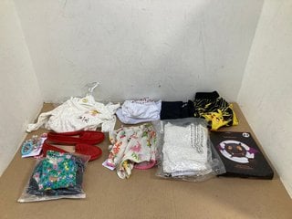 QTY OF ASSORTED KIDS CLOTHING ITEMS TO INCLUDE MINI BODEN FLORAL LEGGING UK SIZE 2-3 YEARS AND MINI BODEN WHITE T-SHIRT UK SIZE 2-3 YEARS: LOCATION - B2