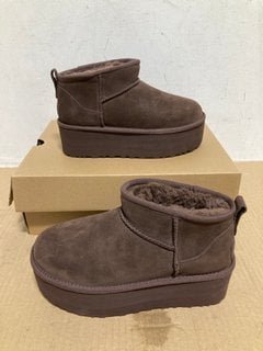 UGG CLASSIC ULTRA MINI PLATFORM BOOTS IN BROWN UK SIZE 4: LOCATION - B9