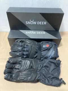 2 X SNOW DEER INTELLIGENT HEATING GLOVES IN BLACK: LOCATION - B13