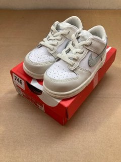 NIKE KIDS DUNK LOW TRAINERS IN WHITE UK SIZE 7.5: LOCATION - A14