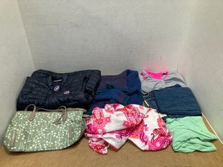 QTY OF ASSORTED WOMENS CLOTHING ITEMS TO INCLUDE LEVIS 501 JEANS IN BLUE UK SIZE 28X32: LOCATION - B15