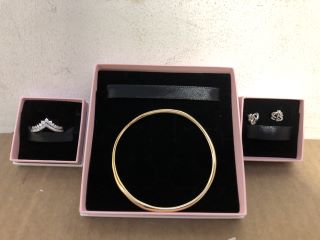 3 X PANDORA JEWELLERY IN VARIOUS SIZES TO INCLUDE PRINCESS WISHBONE RING IN STERLING SILVER: LOCATION - C15