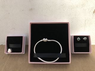 3 X PANDORA JEWELLERY IN VARIOUS SIZES TO INCLUDE CLASP BRACELET IN STERLING SILVER: LOCATION - C15