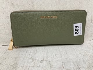 MICHAEL KORS JET SET ZIP AROUND PURSE IN GREEN: LOCATION - C15