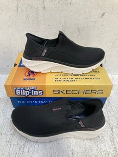 SKECHERS D LUX WALKER 2.0 HAPPY STEP SLIP ON RUNNERS IN BLACK UK SIZE 6: LOCATION - A1