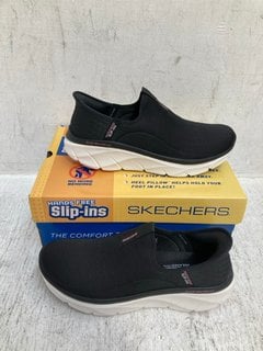 SKECHERS D LUX WALKER 2.0 HAPPY STEP SLIP ON RUNNERS IN BLACK UK SIZE 7: LOCATION - A1