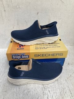 SKECHERS D LUX WALKER 2.0 HAPPY STEP SLIP ON RUNNERS IN NAVY BLUE UK SIZE 7: LOCATION - A1