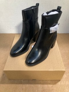 VERY WOMENS SIDE ZIP LEATHER BOOTS IN BLACK - SIZE UK 3: LOCATION - C14