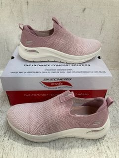 SKECHERS ARCH FIT 2.0 TRAINERS IN TAUPE UK SIZE 7: LOCATION - A1