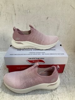 SKECHERS ARCH FIT 2.0 TRAINERS IN TAUPE UK SIZE 6: LOCATION - A1