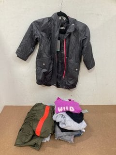 QTY OF ASSORTED CHILDRENS CLOTHING ITEMS TO INCLUDE MINTIE MINT VELVET LIGHTWEIGHT PARKA IN GREY - UK 3-4YRS: LOCATION - C7