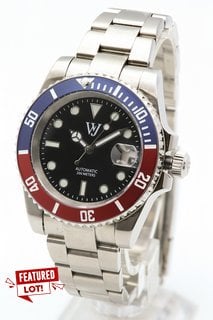 MEN'S WILLIAM JOURDAIN NH35 AUTOMATIC DIVING WATCH. FEATURING A BLACK DIAL, BLUE AND RED BEZEL, DATE, W/R 20ATM. SAPPHIRE CRYSTAL GLASS. STAINLESS STEEL CASE AND BRACELET. COMES WITH A PRESENTATION C