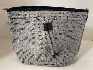 CHUCHKA JAC BUCKET BAG IN GREY: LOCATION - BR2