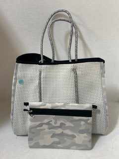 CHUCHKA IVY TOTE BAG IN WHITE/CAMO: LOCATION - BR3