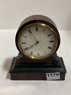 AN ANTIQUE EIGHT DAY MANTEL CLOCK: LOCATION - BR8