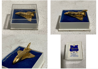 A CLIVEDON COLLECTION GOLD COLOURED SPACE SHUTTLE PIN: LOCATION - BR8