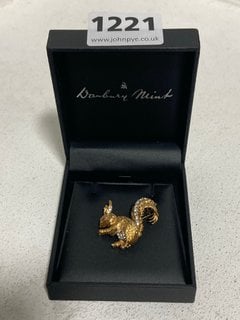 A GOLD COLOURED STONE SET BROOCH OF A SQUIRREL: LOCATION - BR8