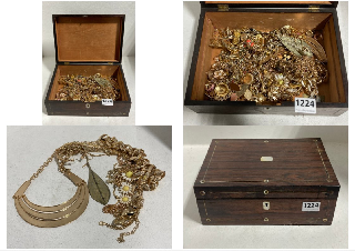 A VINTAGE WOODEN JEWELLERY BOX AND CONTENTS: LOCATION - BR8