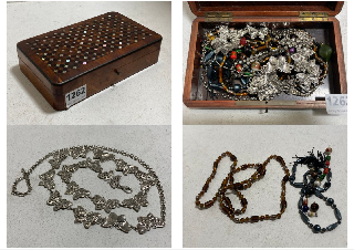 A WOODEN VINTAGE JEWELLERY BOX AND CONTENTS: LOCATION - BR9