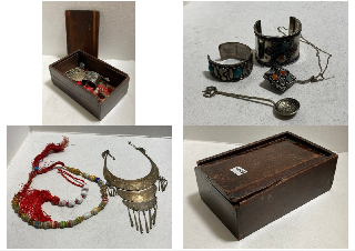 AN ANTIQUE WOODEN BOX AND JEWELLERY CONTENTS: LOCATION - BR9