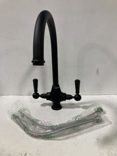 TRADITIONAL LEVER ACTION MONO KITCHEN SINK MIXER TAP IN BLACK WITH SWIVEL SPOUT - RRP £255: LOCATION - R1