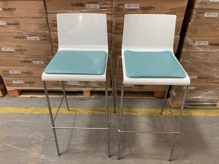 PAIR OF JOHN LEWIS & PARTNERS CONTEMPORARY STYLE BAR STOOLS IN WHITE WITH TEAL PU SEAT PADS AND CHROME LEGS: LOCATION - C9