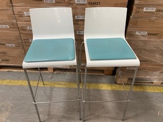 PAIR OF JOHN LEWIS & PARTNERS CONTEMPORARY STYLE BAR STOOLS IN WHITE WITH TEAL PU SEAT PADS AND CHROME LEGS: LOCATION - C9