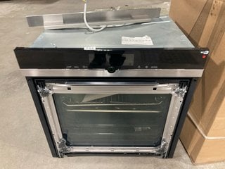 SIEMENS BUILT IN SINGLE ELECTRIC OVEN: MODEL HS658GES6B - RRP £1199: LOCATION - A1