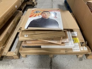 PALLET OF ASSORTED ITEMS TO INCLUDE CELEBRITY STANDEES CHRISTIANO RONALDO CARDBOARD CUTOUT: LOCATION - A2