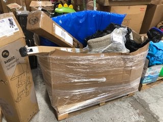 PALLET OF ASSORTED ITEMS TO INCLUDE SET OF 2 DINING CHAIRS IN BEIGE: LOCATION - A4 (KERBSIDE PALLET DELIVERY)