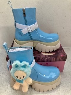 KOI MY BLUE MELODY VILUN PLATFORM BOOTS IN BLUE/WHITE - UK 5: LOCATION - F2