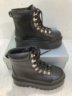 KOI HYDRA ALL BLACK MATRIX PLATFORM BOOTS - UK 6: LOCATION - F2