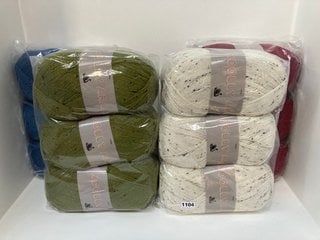 4 X PACKS OF WOOLY ARAN KNITTING WOOL IN VARIOUS COLOURS: LOCATION - E1