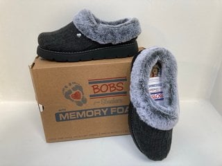 SKECHERS BOBS MEMORY FOAM SLIPPERS IN CHARCOAL - SIZE UK 6: LOCATION - E2