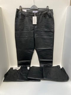 5 X PAIRS OF IN THE STYLE PLUS EXCLUSIVE COATED HIGH WAISTED SKINNY JEANS IN BLACK IN VARIOUS SIZES: LOCATION - E2