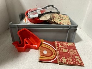 QTY OF HOUSEHOLD ITEMS TO INCLUDE FABRIC PLATE & CUP MATS: LOCATION - WH8