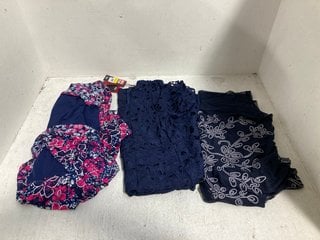 3 X KLASS WOMENS CLOTHING IN VARIOUS DESIGNS & SIZES TO INCLUDE FLORAL DESIGN FRILL LAYERED DRESS IN NAVY - UK SIZE 10: LOCATION - WH10