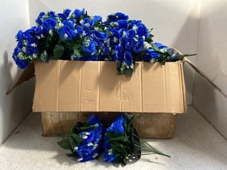 QTY OF FAUX DECORATIVE FLOWERS IN BLUE AND WHITE WITH BLACK PLASTIC HOLDERS: LOCATION - H8