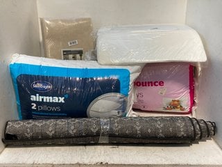 5 X ASSORTED HOUSEHOLD ITEMS TO INCLUDE SILENTNIGHT ULTRABOUNCE PILLOWS: LOCATION - G6