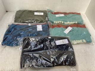 QTY OF ASSORTED BOYS CLOTHING AGED 13-14 YRS TO INCLUDE SANTA MONICA SKATEPARK T-SHIRT IN GREEN: LOCATION - G13