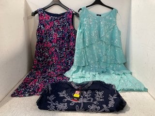 3 X KLASS WOMENS CLOTHING IN VARIOUS DESIGNS & SIZES TO INCLUDE FRILL LAYERED FLORAL PATTERN DRESS IN NAVY - UK SIZE 12: LOCATION - WH2