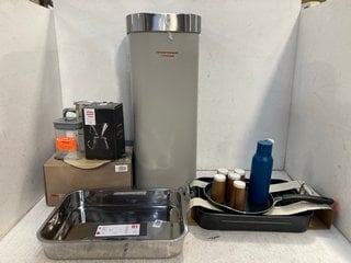 QTY OF ASSORTED KITCHEN ITEMS TO INCLUDE JOHN LEWIS & PARTNERS 30 LITRE SQUARE TOUCH BIN IN GREY: LOCATION - F9