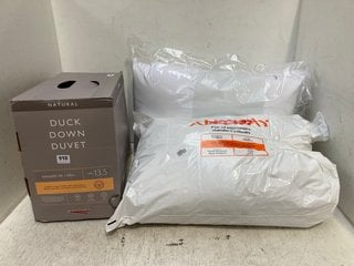 3 X ASSORTED JOHN LEWIS & PARTNERS BEDDING TO INCLUDE NATURAL 13.5 TOG KINGSIZE DUCK DOWN DUVET: LOCATION - F8