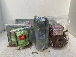 QTY OF ASSORTED PET ITEMS TO INCLUDE PACK OF PURE & NATURAL SIMPLY RABBIT MEAT STRIPS - BBE 29/12/25: LOCATION - F6